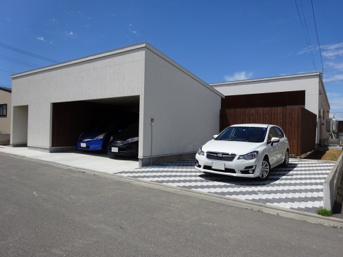 六ケ所村 中庭の平屋 ガレージ引戸が付きました 北国の建築徒然草 山本プランニング一級建築士事務所 六ケ所村 中庭の平屋 ガレージ引戸が付きました 北国の建築徒然草 山本プランニング一級建築士事務所
