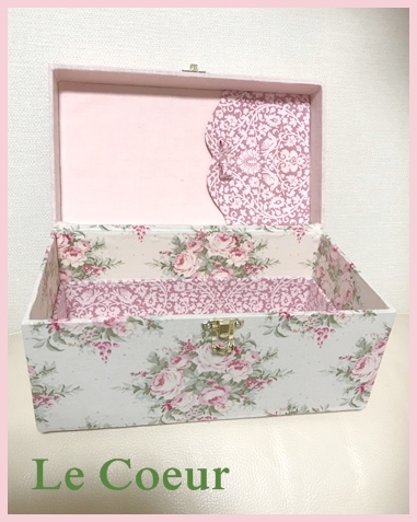 自宅レッスン HOUSE型眼鏡&スマホスタンド バニティ型お道具箱 ボンボニエール _f0305451_22555794.jpeg