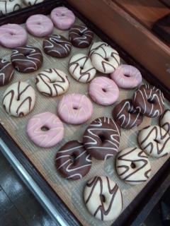 北品川　東京マリオットホテル　Marriott Donuts Day　GGCo.のカフェ モカとピンクヨーグルトドーナツ_f0112873_21174212.jpg