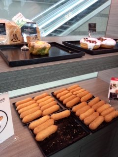 北品川　東京マリオットホテル　Marriott Donuts Day　GGCo.のカフェ モカとピンクヨーグルトドーナツ_f0112873_2117820.jpg