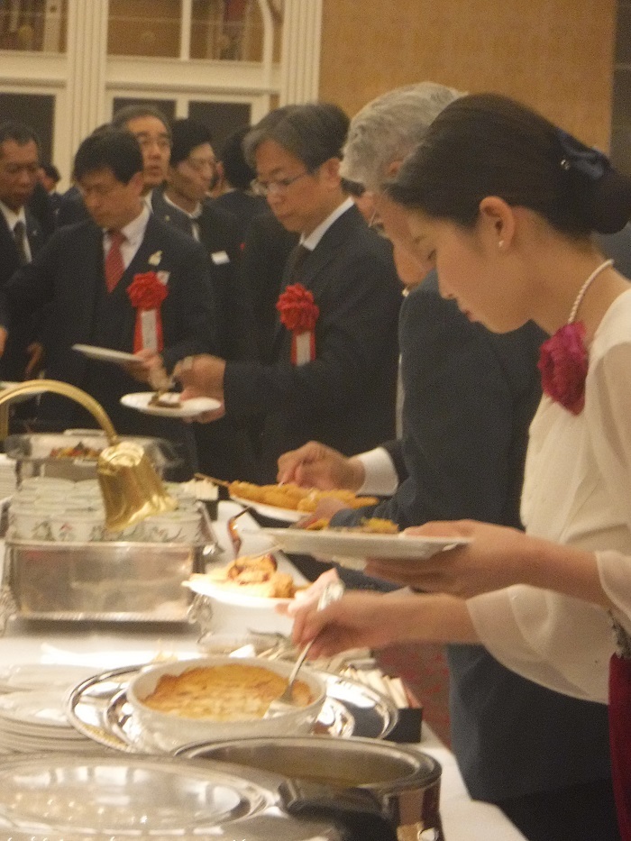 ◆上六で立食パーティー　～とある総会・懇親会で一杯♪～_f0238779_13565575.jpg