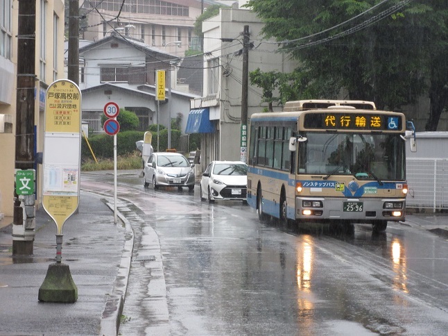 ブルーライン脱線事故の代行バス 踊場側折返しは 汲沢団地 赤い電車は臼い線 ブルーライン脱線事故の代行バス 踊場側折返しは 汲沢団地 赤い電車は臼い線