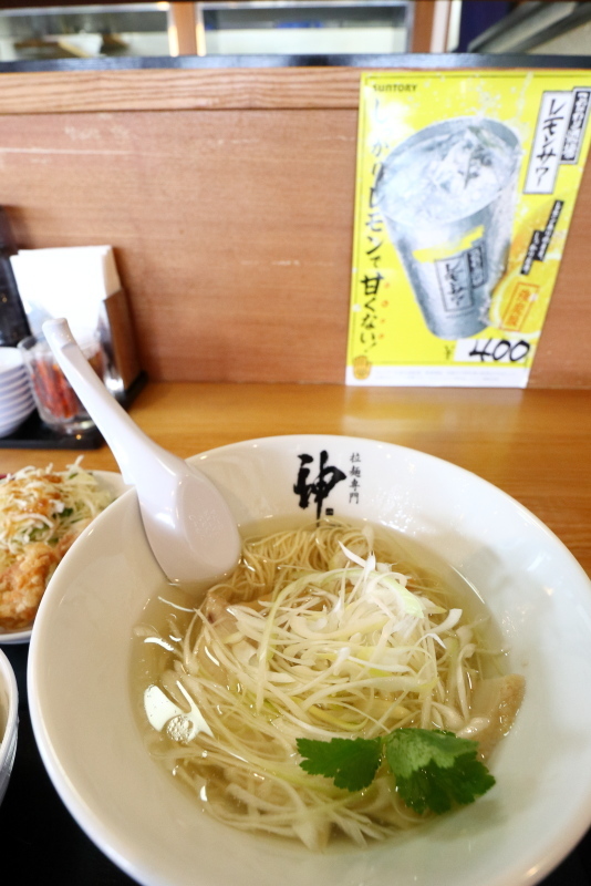 拉麺専門 神 総本山で、土佐のしょうが塩ラーメンを食べた_a0077663_14444742.jpg