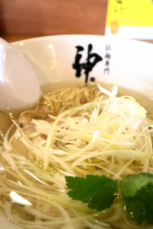 拉麺専門 神 総本山で、土佐のしょうが塩ラーメンを食べた_a0077663_14444812.jpg