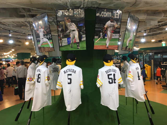ホークスストア(福岡DOME)にて選手サイン入ユニフォームが ホークスストア(福岡DOME)にて選手サイン入ユニフォームが