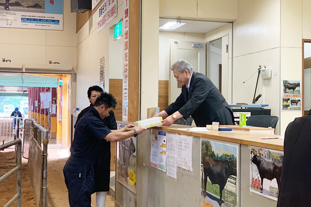 令和最初の子牛セリ市場で最高値!_c0126281_16142733.jpg