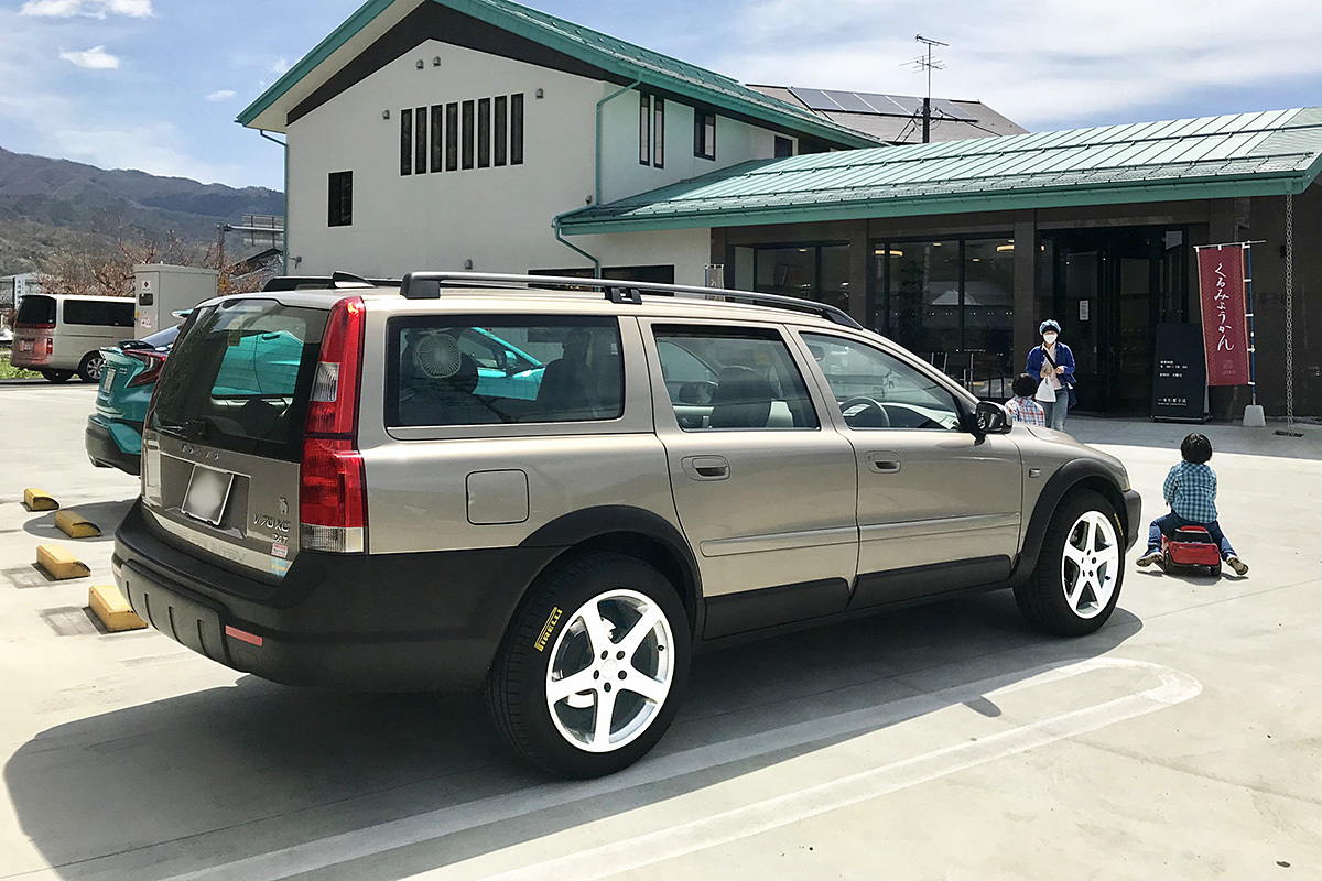本　✨新品✨レア✨オマケ付✨VOLVO V70 XC 銀　クロスカントリー Volvo XC70 | クラシック・クロスオーバー | ボルボ・カー・ジャパン