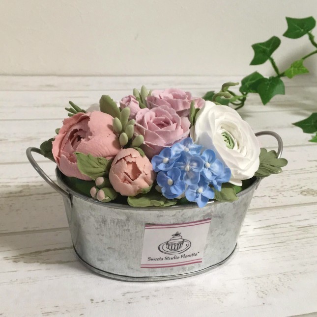 小花とピンクのバラのクレイケーキ 小花とピンクのバラのクレイケーキ WHIP FLOWER DESIGN 動画講座