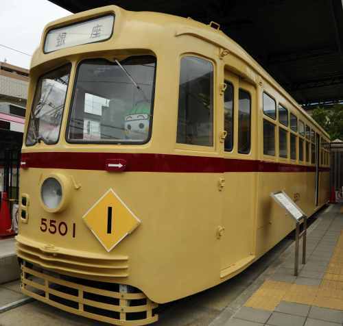 高知駅に珍客が来ていました‼️ とさでん交通路面電車🚋維新号