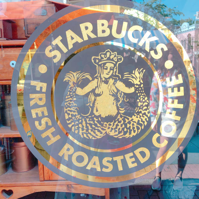 アメリカ ディズニー内にあるスタバ 大人気のピンクドリンクとオリジナルカップ ひめぴょんぶろぐ