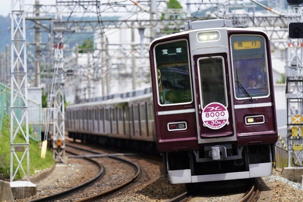 阪急電鉄8000系(8007F)更新車(宝塚線)　8両 阪急電車 8000系 8007F リニューアルおめでとう 新車同様の彼を