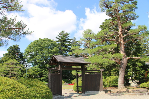 朝、松が岬公園、上杉記念館で撮影し、重文本館へ_c0075701_09311170.jpg