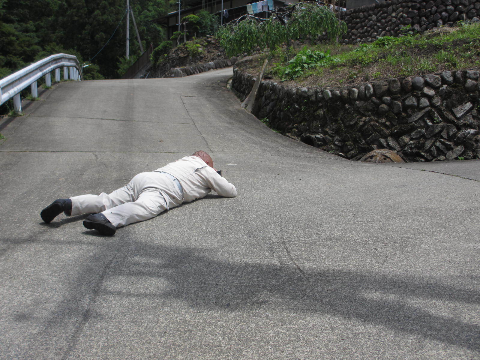 道路で寝ている人発見 三郎窯