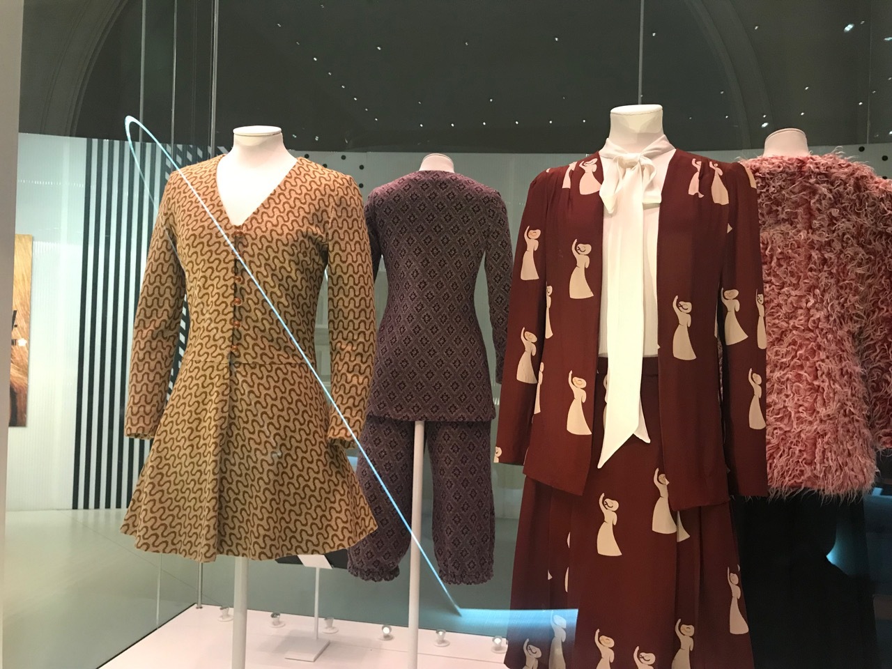 ヒッピーハッピーな時代の女王 V Aマリー クワント展 ロンドン 2人暮らし ヒッピーハッピーな時代の女王 V Aマリー クワント展 ロンドン 2人暮らし