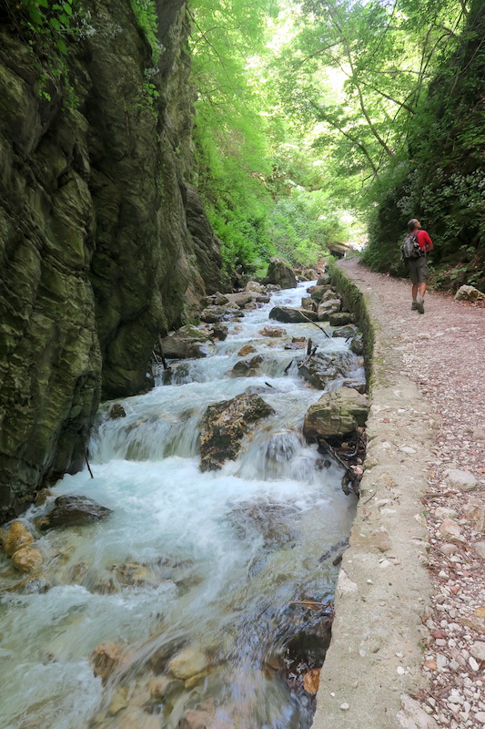 清き水走る岩間で記念写真、インフェルナッチョ渓谷_f0234936_7312450.jpg