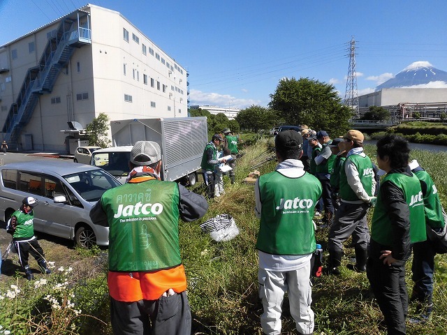 雨上がりは草が重いが、やはり「数は力」なり! 令和最初の「滝川の土手普請」_f0141310_07171381.jpg
