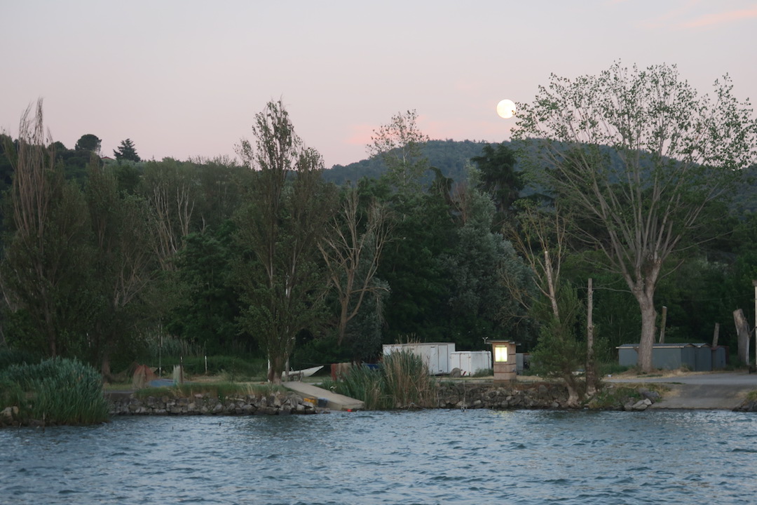 夕日と月と祝う記念日、トラジメーノ湖_f0234936_6204071.jpg