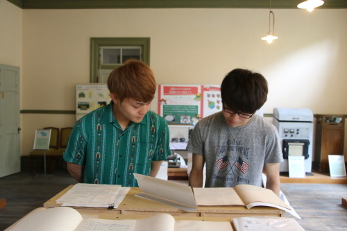 化学バイオ工学科3年 高松啓吾君 渡邉友基君が重文本館を見学 米沢より愛をこめて 化学バイオ工学科3年 高松啓吾君 渡邉友基君が重文本館を見学 米沢より愛をこめて