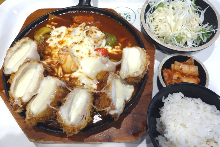 大田大興洞(テフンドン 대흥동)聖堂の前で韓国の放送局MBCのインタビューを受ける 聖心堂성심당 旧忠清南道庁本館/大田近現代史展示館 2019年4月 ソウル・大田・釜山の旅(3)_f0117059_17573589.jpg
