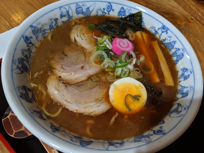 ひがしなか厨房 建蔵 さんで醤油らーめん（空知郡上富良野町：2019年88杯目）_f0397261_03460520.jpg