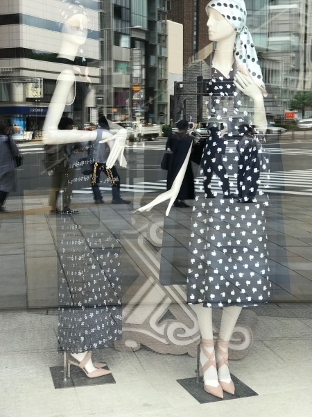 梅雨の晴れ間の骨董通りのウインドウ_e0397389_11015940.jpeg