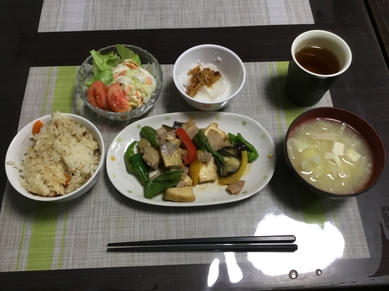 ひまわり荘 夕食 ごぼうの混ぜごはん 豚肉と厚揚げの味噌炒め キャベツマヨ和え 大根おろしとなめたけ 味噌汁 今日の献立