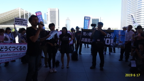 【報告】幕張メッセでの武器見本市に230人がヒューマンチェーンやダイ・インで抗議!_a0336146_00190275.jpg