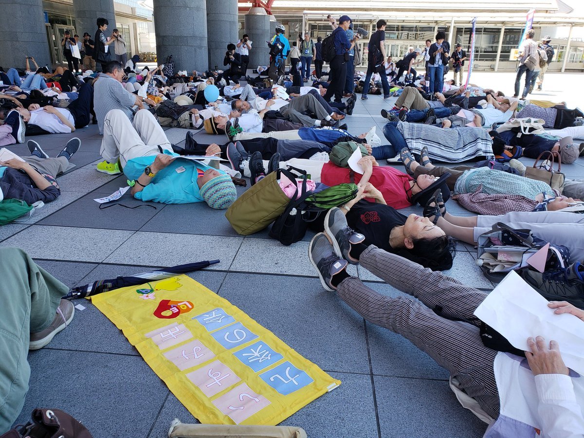 【報告】幕張メッセでの武器見本市に230人がヒューマンチェーンやダイ・インで抗議!_a0336146_00193175.jpg