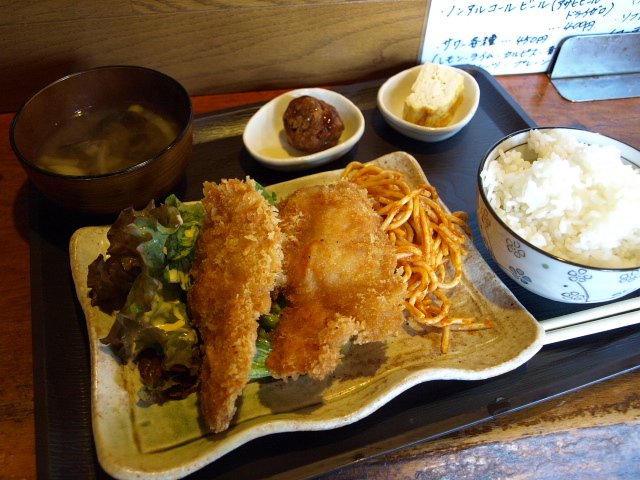 大衆居酒屋 よってや食堂　その１２ (チキンカツ定食)_d0153062_21081202.jpg