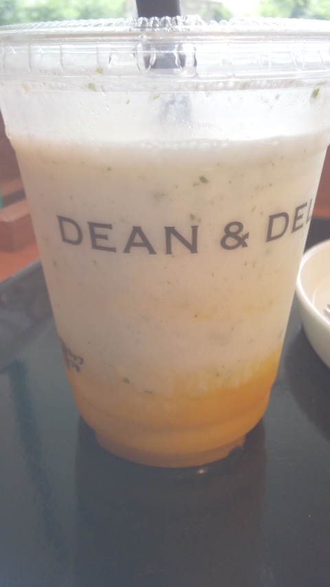 【Dean&Deluca】マンゴーラッシーフラッペとレインボーケーキagain_b0009849_15380507.jpg