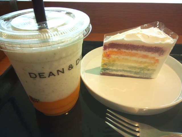 Dean Deluca マンゴーラッシーフラッペとレインボーケーキagain お散歩アルバム 秋本番 Dean Deluca マンゴーラッシーフラッペとレインボーケーキagain お散歩アルバム 秋本番