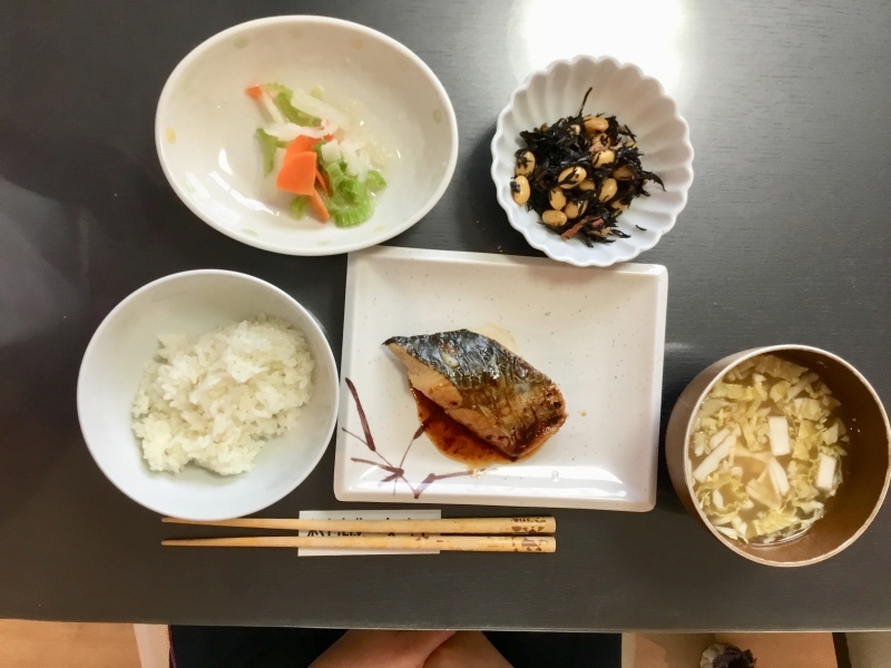 しらゆり荘 昼食 鰆の照り焼き セロリ漬物 五目ひじき煮 ご飯 白菜味噌汁 今日の献立