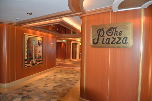 「THE PIAZZA」は、いつも楽しい船の中心:2017ルビープリンセスアラスカクルーズ_f0054556_19262437.jpg