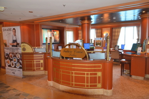 「THE PIAZZA」は、いつも楽しい船の中心:2017ルビープリンセスアラスカクルーズ_f0054556_19291013.jpg