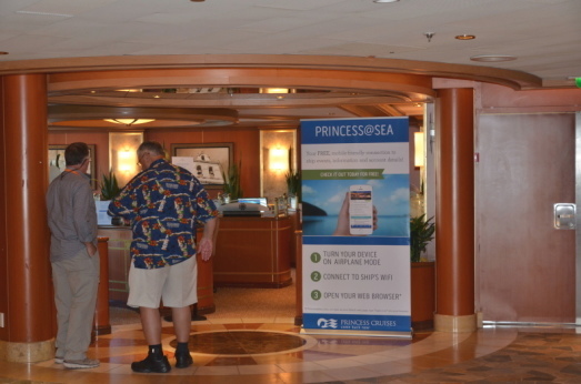 「THE PIAZZA」は、いつも楽しい船の中心:2017ルビープリンセスアラスカクルーズ_f0054556_19295553.jpg