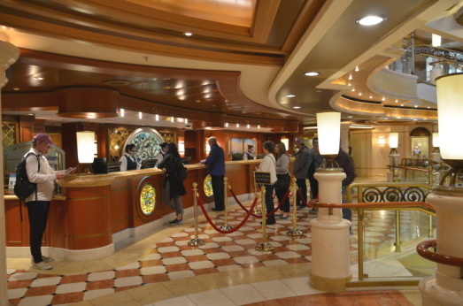 「THE PIAZZA」は、いつも楽しい船の中心:2017ルビープリンセスアラスカクルーズ_f0054556_19310432.jpg