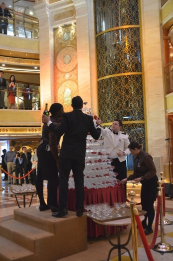 「THE PIAZZA」は、いつも楽しい船の中心:2017ルビープリンセスアラスカクルーズ_f0054556_19355797.jpg