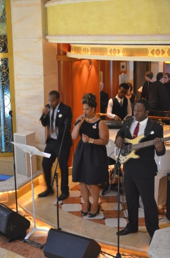 「THE PIAZZA」は、いつも楽しい船の中心:2017ルビープリンセスアラスカクルーズ_f0054556_19361792.jpg