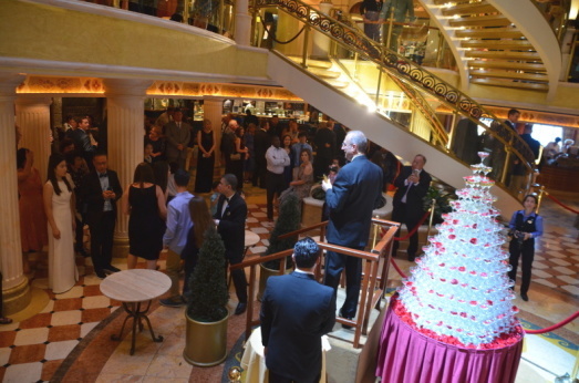 「THE PIAZZA」は、いつも楽しい船の中心:2017ルビープリンセスアラスカクルーズ_f0054556_19364871.jpg