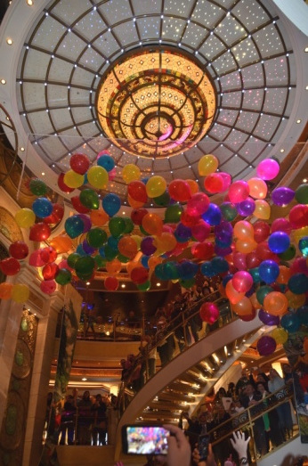 「THE PIAZZA」は、いつも楽しい船の中心:2017ルビープリンセスアラスカクルーズ_f0054556_19420165.jpg