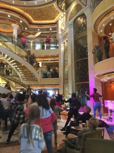 「THE PIAZZA」は、いつも楽しい船の中心:2017ルビープリンセスアラスカクルーズ_f0054556_22582178.jpg