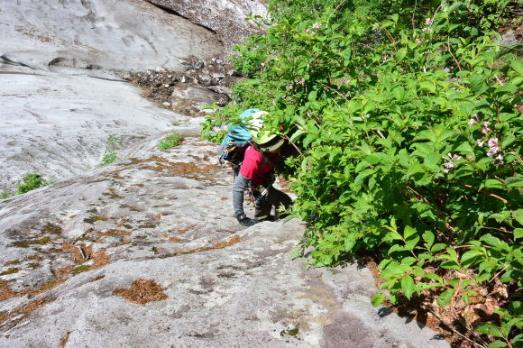 会津の名峰 志津倉山 雨乞岩スラブ登攀_b0300136_18053623.jpg