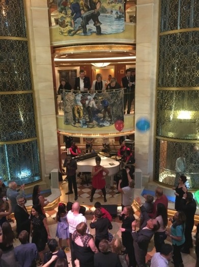 「THE PIAZZA」は、いつも楽しい船の中心:2017ルビープリンセスアラスカクルーズ_f0054556_01525901.jpg