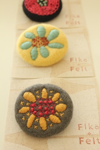 羊毛フェルトの刺繍ブローチ トリかあさんの暮らしノート