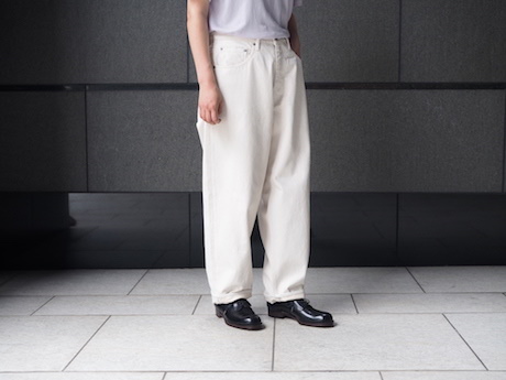 AURALEE -HARD TWIST DENIM WIDE PANTS- : Chalt AURALEE -HARD TWIST DENIM WIDE PANTS- : Chalt