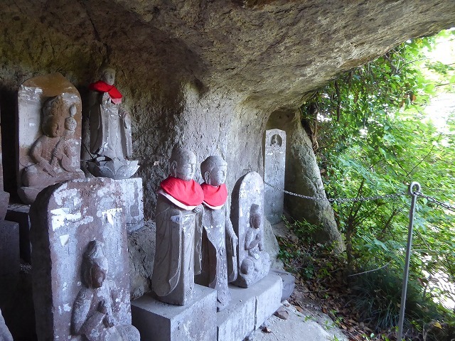 岩室観音の岩の中の体の石仏 胎内巡りもあるけど危ないアクティビティだよ 東松山散歩 ルソイの半バックパッカー旅 岩室観音の岩の中の体の石仏 胎内巡りもあるけど危ないアクティビティだよ 東松山散歩 ルソイの半バックパッカー旅