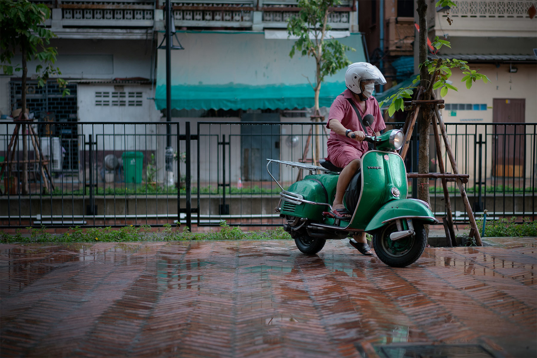 インド人街に降る通り雨_e0100152_09402634.jpg