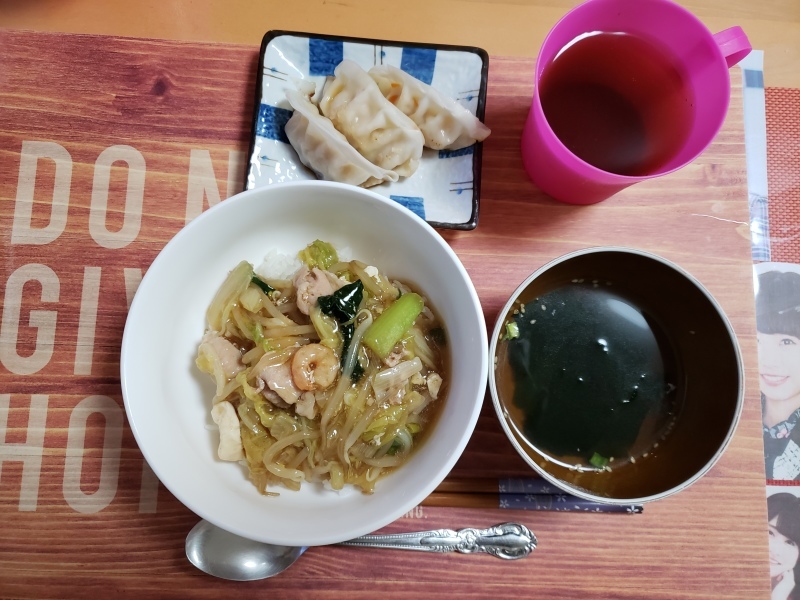 あじさい荘夕食　中華丼　エビ餃子　スープ_c0357519_05452095.jpg