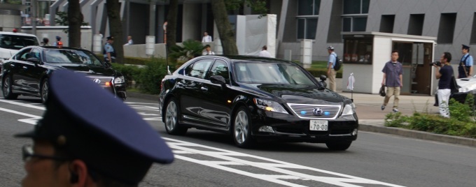 総理大臣専用車をパチリ かきなぐりプレス