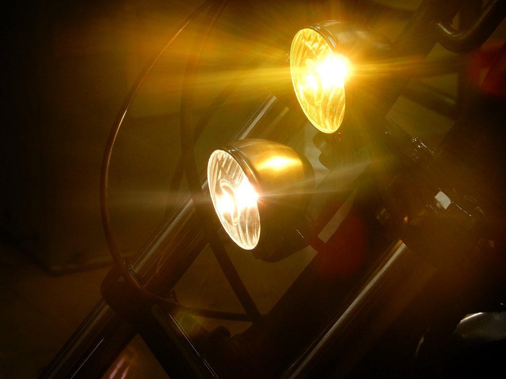 3インチ!ヘッドライト。 : NUTS CUSTOM CYCLES 3インチ!ヘッドライト。 : NUTS CUSTOM CYCLES